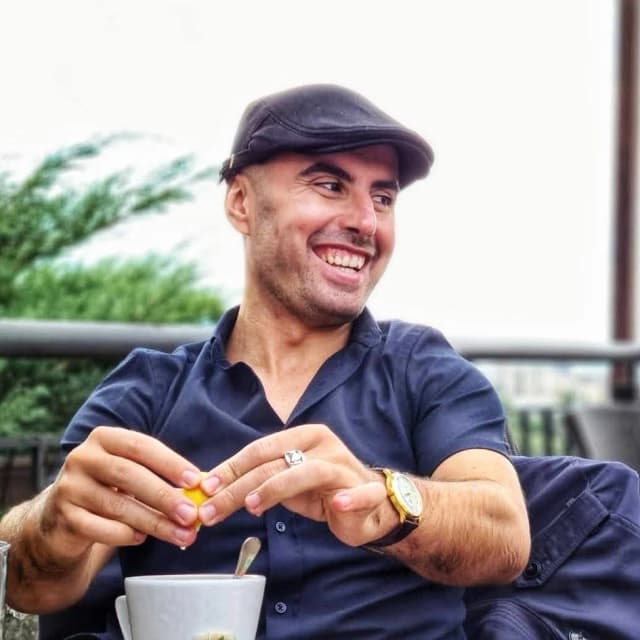 Nikola Janjić u opuštenom razgovoru uz kafu