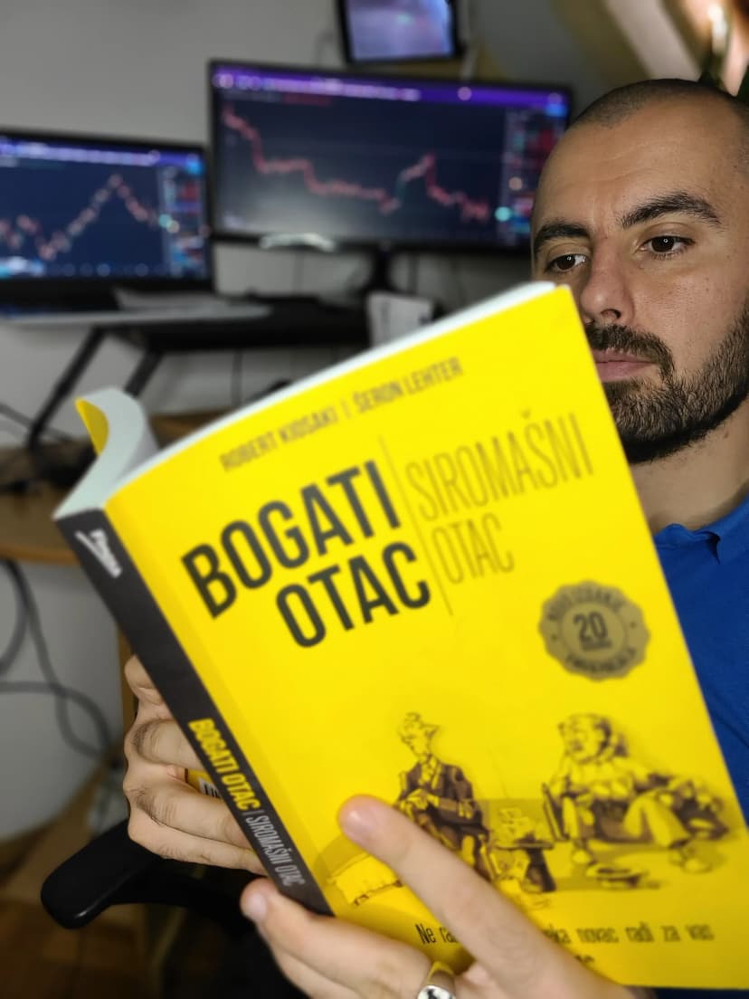 Nikola Janjić ispred trejding monitora sa chartovima, trejder od 2016, autor TradeCraft sistema