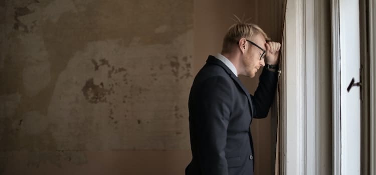 Čovek u očaju zbog globalne recesije