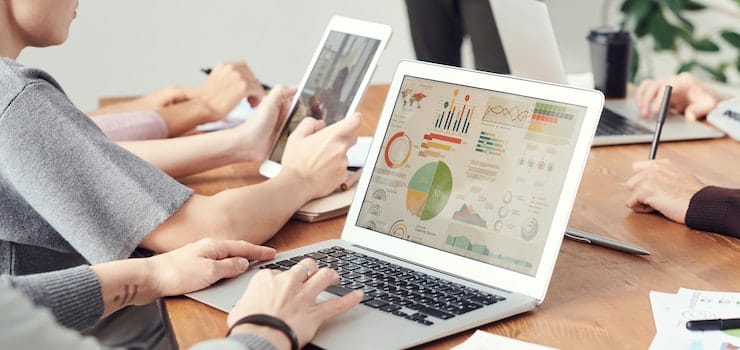 Fundamentalna i tehnička analiza na laptopu